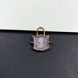 Ciondolo a scudo con zirconi micropavé e pietre blu su sfondo bicolore