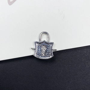 Dettaglio del ciondolo a lucchetto d'argento con zirconi blu e bianchi per gioielli DIY