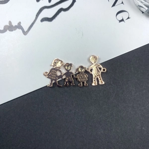 Vue macro d'un pendentif famille en or 14K avec une finition mate et texturée