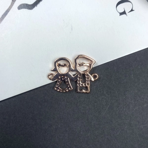 Vue macro détaillée du pendentif garçon et fille en cuivre 14K pour la création de bijoux