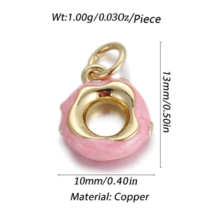 Vue détaillée d'un pendentif donut rose pailleté en cuivre avec bordure dorée et tailles