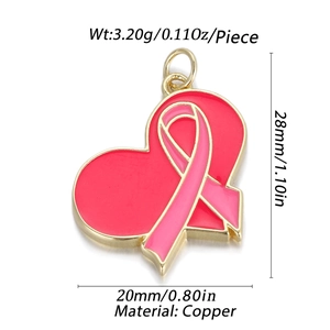 Détail macro du pendentif en cœur avec ruban rose et mesures sur un fond blanc pur