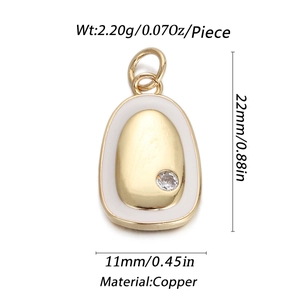Vue détaillée du pendentif ovale en cuivre doré avec émail blanc et pierre de zircon