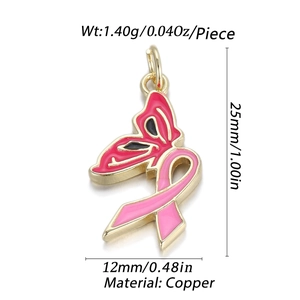 Détails du pendentif papillon doré avec ruban rose et dimensions sur fond blanc