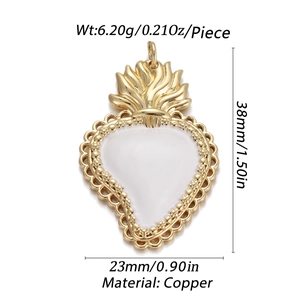 Vue macro du pendentif cœur de flamme en émail blanc avec détails en laiton de 38 mm