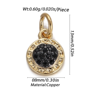 Detalle de un colgante redondo de cobre dorado y negro de 13 mm por 8 mm de tamaño