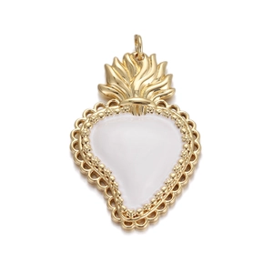 Pendentif cœur sacré doré avec émail blanc et bordure en dentelle sur fond blanc