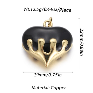 Detalle macro de un colgante de corazón de cobre 12,5g con esmalte negro y acabado dorado