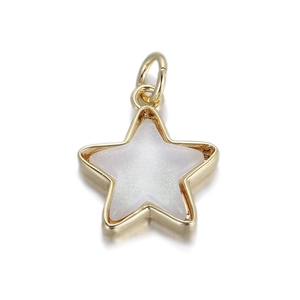 Gros plan d'un pendentif en forme d'étoile avec fini blanc nacré et bords en métal doré