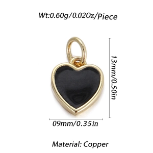Vista de detalle del colgante de corazón de 13 mm con esmalte negro y medidas doradas