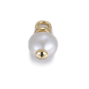 Détail d'un pendentif en perle blanche ronde avec des accents en métal doré poli