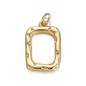 Rechteckiger Anhänger mit 18K Goldbeschichtung, Hammerschlag-Textur und Vintage-Finish