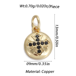 Detalle del colgante de cruz de Malta de 13mm en cobre dorado con circonita negra central