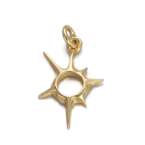 Detailansicht eines goldenen Sternenanhängers mit hohler Mitte und poliertem Finish