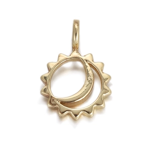 Detaillierte Makroansicht eines goldenen Sonnen- und Mond-Anhängers für DIY-Schmuck