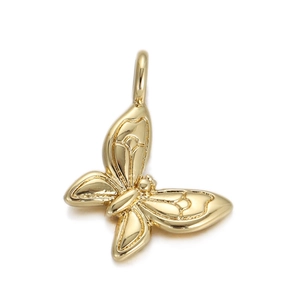 Detailliertes Makro eines goldenen Schmetterlingsanhängers mit feiner Flügelstruktur für DIY-Schmuck