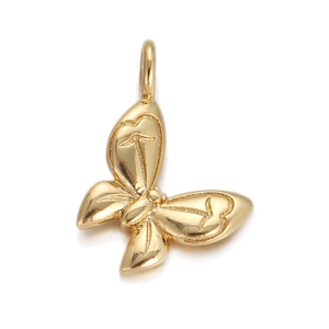 Detailansicht eines goldenen Schmetterlingsanhängers mit Herzmuster und Glanz