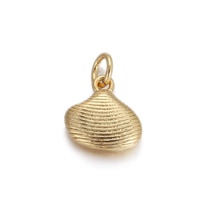 Detailansicht eines goldenen Muschel-Anhängers mit Rippentextur für DIY-Schmuckkreationen