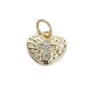 Dettaglio del ciondolo a cuore dorato con croce in zirconia e finitura martellata