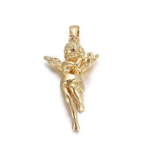 Detailansicht eines goldenen Amoretten-Anhängers mit poliertem Finish und Flügeln