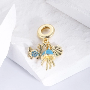 Nahaufnahme von vergoldetem Kamera-Anhänger mit blauem Krabben- und Quallen-Charms