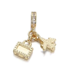 Detaillierter Goldanhänger mit Reisekoffer und Flugzeugmotiven für DIY-Schmuck
