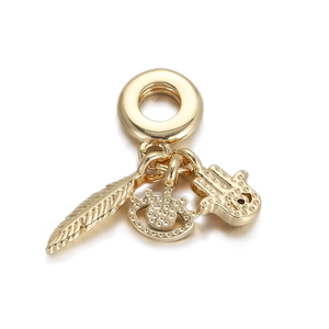 Detail von vergoldeter Hand der Fatima, Feder und Böses Auge Anhängern an einem Ring