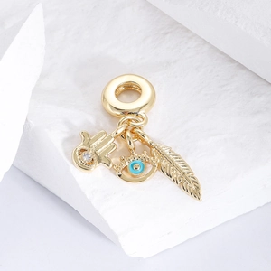 Detailansicht der vergoldeten Hamsa-Hand, Evil Eye und Feder Anhänger mit Zirkonia