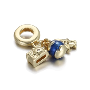 Detail von Goldkamera- Globus- und Flugzeuganhängern für Reiseschmuck-Projekte