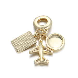 Detail der vergoldeten Kamerakette mit Flugzeug- und Reiseanhänger-Charms für DIY-Ketten