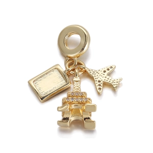 Detailansicht goldener Kameraanhänger mit Eiffelturm und Flugzeug Reisecharms