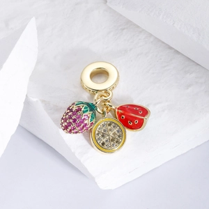 Detail der 18k vergoldeten Anhänger mit Zirkon-Erdbeere, Zitrone und Wassermelonen-Motiv
