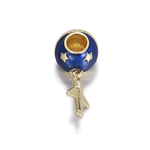 Detailansicht der goldene Kamera-Anhänger mit blauer Emaille und Flugzeug-Charm
