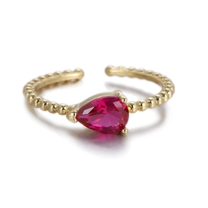 Anillo ajustable dorado con circonita roja en forma de pera y banda texturizada
