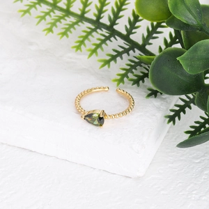 Vista detallada de un anillo dorado ajustable con una piedra de circón verde talla pera
