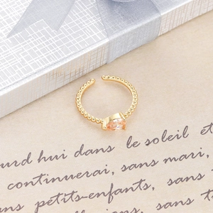 Detalle de piedra champán en forma de pera y textura de cuentas en el anillo