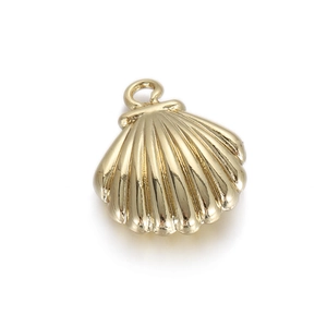 Detailweergave van een gouden schelphanger met geribbelde textuur en gepolijst