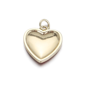 Detailopname van de hartvormige gouden hanger met dubbele oogjes voor DIY sieraden maken