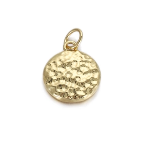 Macro-detail van de ronde gouden gehamerde metalen hanger met dubbele ringbevestiging