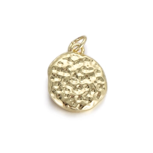 Detail van een ronde gouden hanger met gehamerde metaaltextuur en een dubbele lus