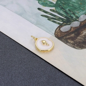 Detail van gouden schelp vogel hanger met roze emaille voor doe-het-zelf halskettingen