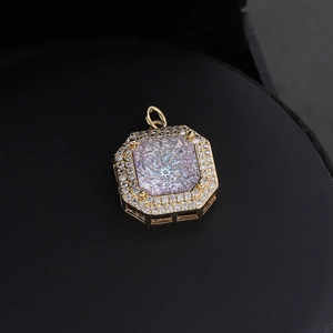 Makro-Detail von vergoldetem achteckigem Anhänger mit lila Zirkon und Pavé-Kristallen