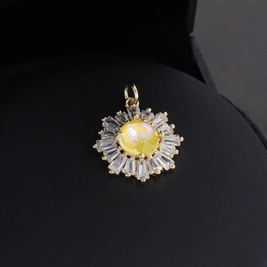 Nahaufnahme des goldenen Sonnenblumen-Anhängers mit gelbem Edelstein und Zirkonia