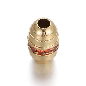 Détail d'une perle tonneau plaquée or 14K avec zircons rouges pour bijoux personnalisés