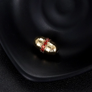 Macro d'une perle dorée 14K avec zircons rouges pavés pour charmes de bracelet