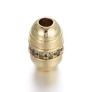 Détail d'une perle baril plaquée or avec zircons verts pour la création de bijoux