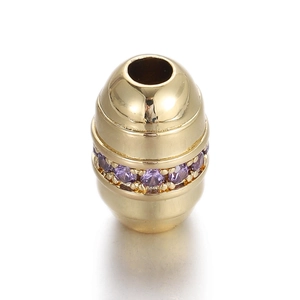 Détail d'une perle en or 14K avec incrustations de zircons violets et œil porte-bonheur