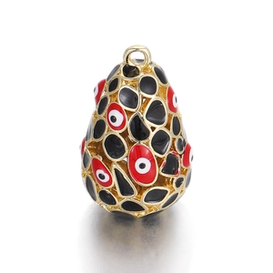 Vue macro du pendentif oeil maléfique en forme de poire plaqué or 14K avec émail noir