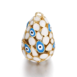 Détail d'un pendentif goutte en or 14K avec émail blanc et motifs œil maléfique bleus