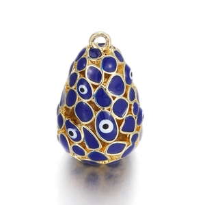 Détail macro du pendentif goutte doré avec émail œil bleu et incrustations de zircons